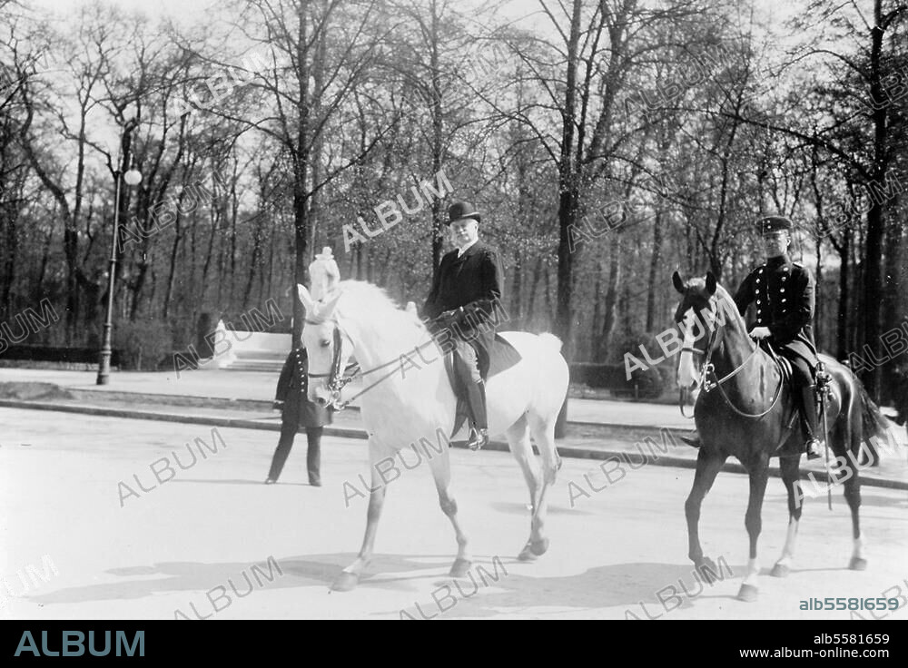 Bülow, Bernhard, Fürst von Politiker (Reichskanzler 1900-09), Klein-Flottbek bei Hamburg 3.5.1849 - Rom 28.10.1929. - Der Reichskanzler mit seinem Adjutanten, Hauptmann von Schwarzkoppen, bei einem Ausritt im Berliner Tiergarten Foto, vor 1909 (Otto Haeckel). Berlin, Sammlung Archiv für Kunst und Geschichte.