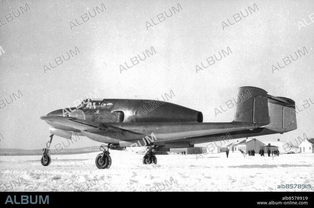 Linköping 1947-03-22. Provflygning på Bråvalla flygflottilj med det svenska reaktionsdrivna flygplanet från SAAB. Foto: SvD / TT / kod 12014.