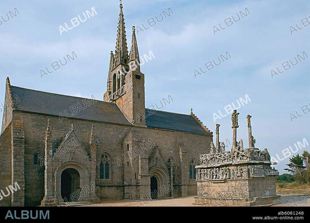 Saint-Jean-Trolimon (Dép.Finistère, Bretagne, Frankreich), Kapelle / Chapelle Notre-Damede-Tronoën (2.Viertel 15.Jh.).-Außenansicht mit Kalvarienberg / Calvaire (um 1450/70).-Foto, 1992.