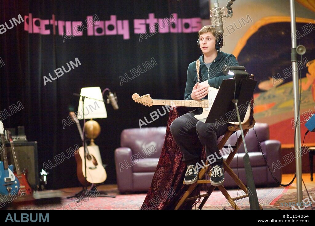 MICHAEL CERA en NICK & NORAH: UNA NOCHE DE MUSICA Y AMOR, 2008 (NICK AND NORAH'S INFINITE PLAYLIST), dirigida por PETER SOLLETT. Copyright MANDATE PICTURES.