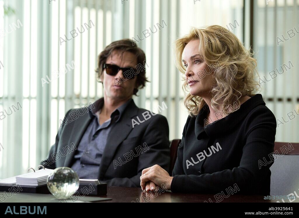 JESSICA LANGE y MARK WAHLBERG en EL JUGADOR, 2014 (THE GAMBLER), dirigida por RUPERT WYATT. Copyright PARAMOUNT PICTURES/WINKLER FILMS.