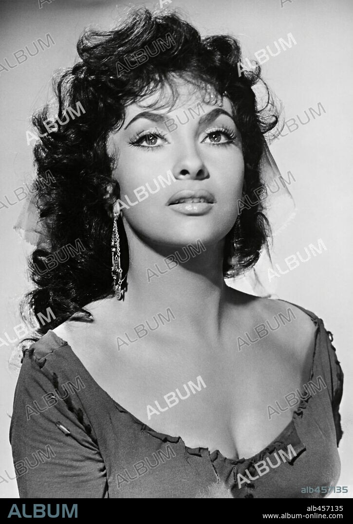 GINA LOLLOBRIGIDA en NUESTRA SEÑORA DE PARÍS, 1956 (NOTRE DAME DE PARIS), dirigida por JEAN DELANNOY. Copyright PARIS-FILM PRODUCTIONS/ALLIED ARTISTS.