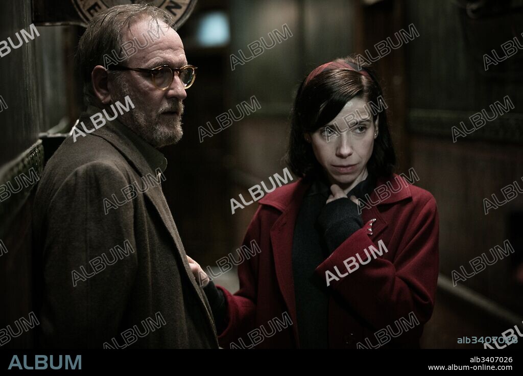 RICHARD JENKINS and SALLY HAWKINS in THE SHAPE OF WATER, 2017, directed by GUILLERMO DEL TORO. Copyright BULL PRODUCTIONS/DOUBLE DARE YOU/FOX SEARCHLIGHT PICTURES.