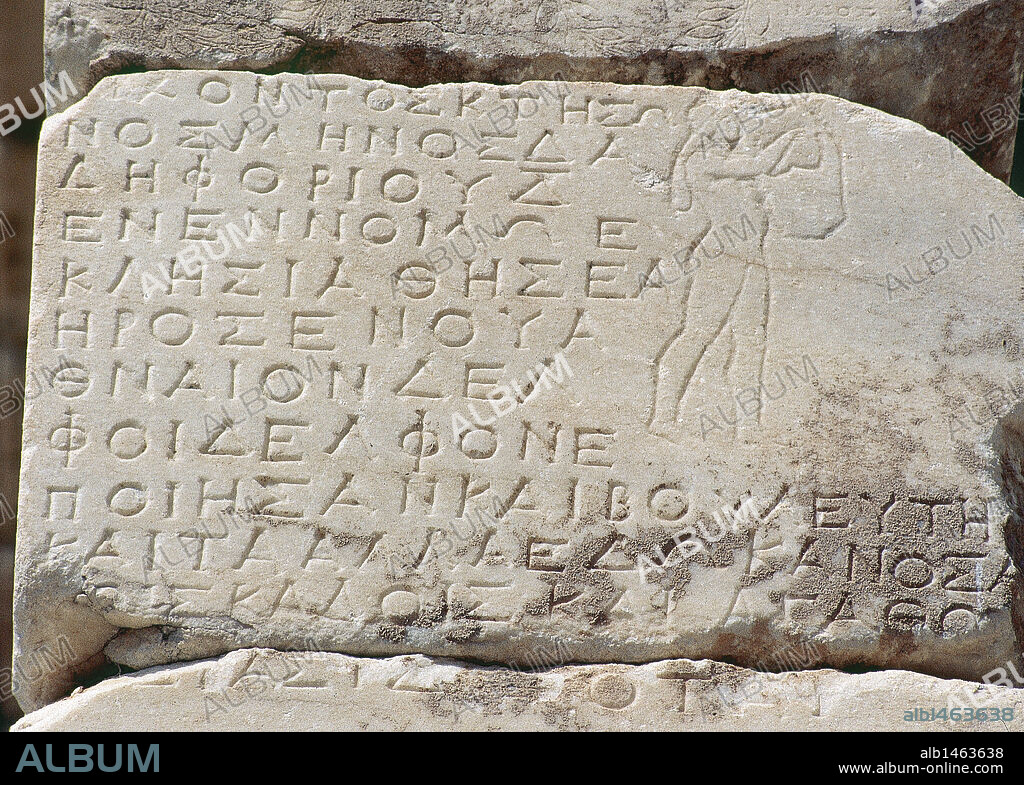 TESORO DE LOS ATENIENSES. Templo erigido h. 490 aC (S. V aC). Detalle de un himno a Delfos, en griego antiguo, grabado en una de las paredes. También aparece Apolo con la cítara. Delfos. Grecia.