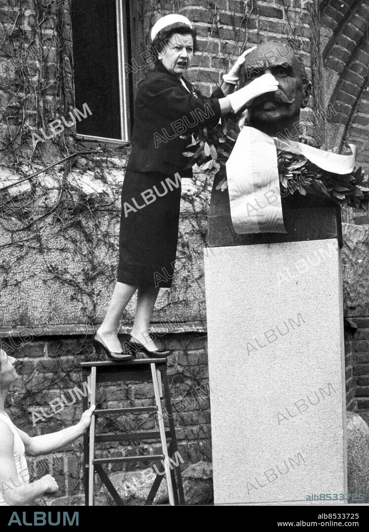 ARKIV STOCKHOLM 1962-05-28. Greta Johansson, Sveriges första kvinnliga olympiska guldmedaljör som vann i damernas höga raka trampolinhopp vid sommar-OS i Stockholm 1912, lagarkransar statyn av initiativtagaren till Stockholmsolympiaden Viktor Balck på Stockholms Stadion 28:e maj 1962, i samband med firandet av 50-års jubiléet av 1912 års olympiad.. Foto: Wiberg / EXP / TT / Kod: 192.