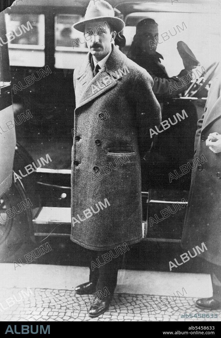 The Bachelor King of Europe in Berling Incognito
King Boris of Bulgaria about to enter Hotel Bristol in Berling where he is traveling Incognito. Dame rumor has it that the Bachelor King is searching for a Bride. His name has often been linked with those of several women of Europe's Royal Family. February 02, 1954. (Photo by International Newsreel Photo).
