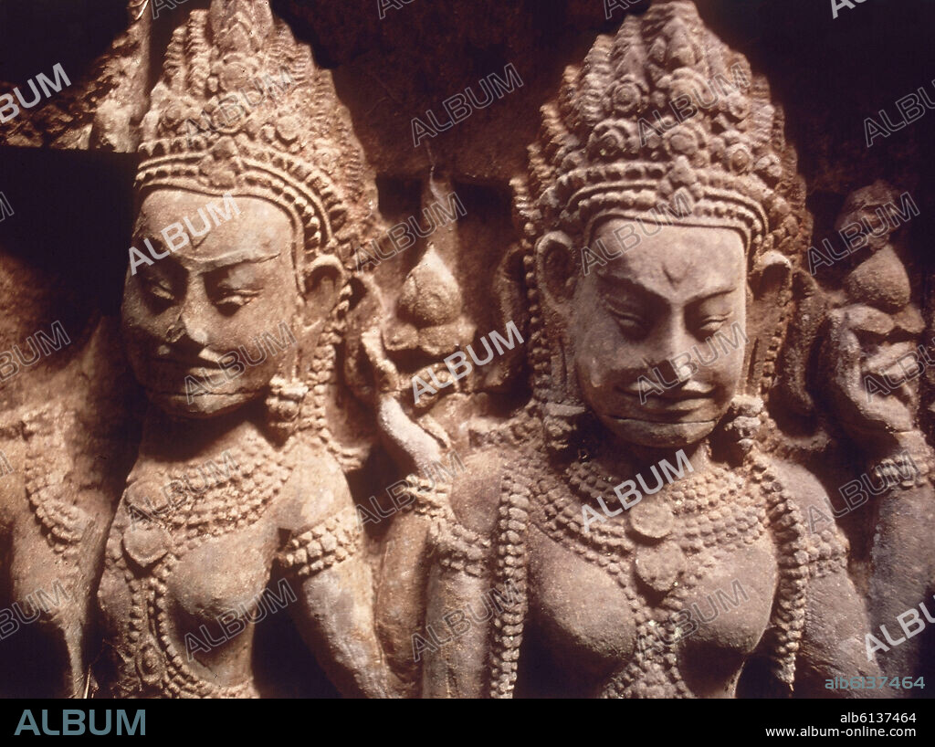 RELIEVES DE APSARAS EN LA TERRAZA DEL REY LEPROSO DEL TEMPLO DEL BAYON EN LA ANTIGUA CIUDAD DE ANGKOR THOM - SIGLOS XII Y XIII.