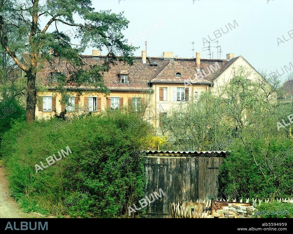 Berlin-Treptow, Ortsteil Altglienicke, Gartenstadt Falkenberg, "Tuschkastensiedlung", Akazienhof / Am Falkenberg /. Gartenstadtweg (erb. 1913-15; Arch.: Bruno Taut; Freiraumplanung: Ludwig Lesser). Mehrfamilienhaus am Gartenstadtweg. Foto, 1990/91.