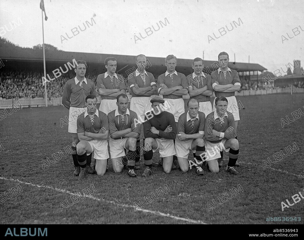 Göteborg - 1947-06-11 - Lagbild - Gamla Ullevi - Göteborgs stadslag - Alliansen - Stående frv: Erik Bergqvist, Evert Grahn, Sven Jacobsson, Andreas Sjöber, Allan Andersson och Göte Karlsson - knästående frv: Bertil Sernros, Folke Lind, Henry Andersson, Rune Emanuelsson och Sixten Rosenqvist - *** Local Caption *** GT Krep Låda 2012-05. KAMERAREPORTAGE.