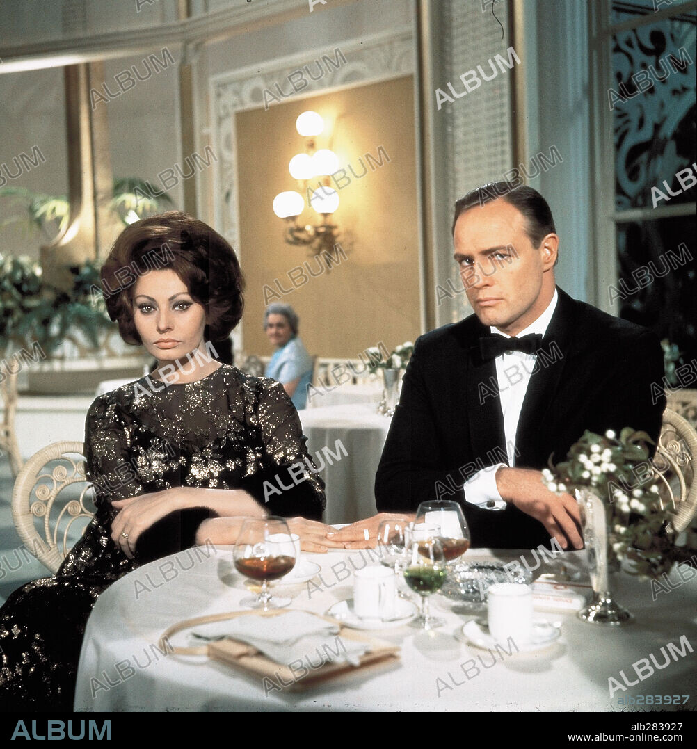 MARLON BRANDO and LOREN SOPHIA / LOREN SOFIA 1934/. MARLON BRANDO and SOPHIA LOREN in A COUNTESS FROM HONG KONG, 1967, directed by CHARLES CHAPLIN. Copyright UNIVERSAL PICTURES.