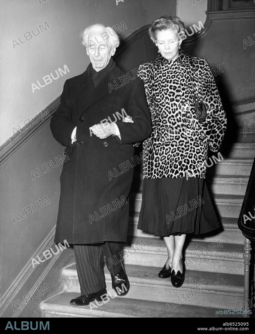 Orig. bildtext... BERTRAND RUSSELL MARRIES FOR FOURTH TIME Earl Russell, better known as Bertrand Russell, the philosopher, married today (Monday) for the fourth time. His bride was Miss Edith Finch, an American authoress, and the ceremony was at Chelsea Register Office, London. Earl Russell is 80, his bride 52. Picture shows: Earl Russell and his bride leaving their wedding today (Monday). Anm. Nobelpriset i litteratur 1950 Författare CD102 persons: Bertrand Russell ;Edith Finch sites: LONDON ;STORBRITANNIEN.