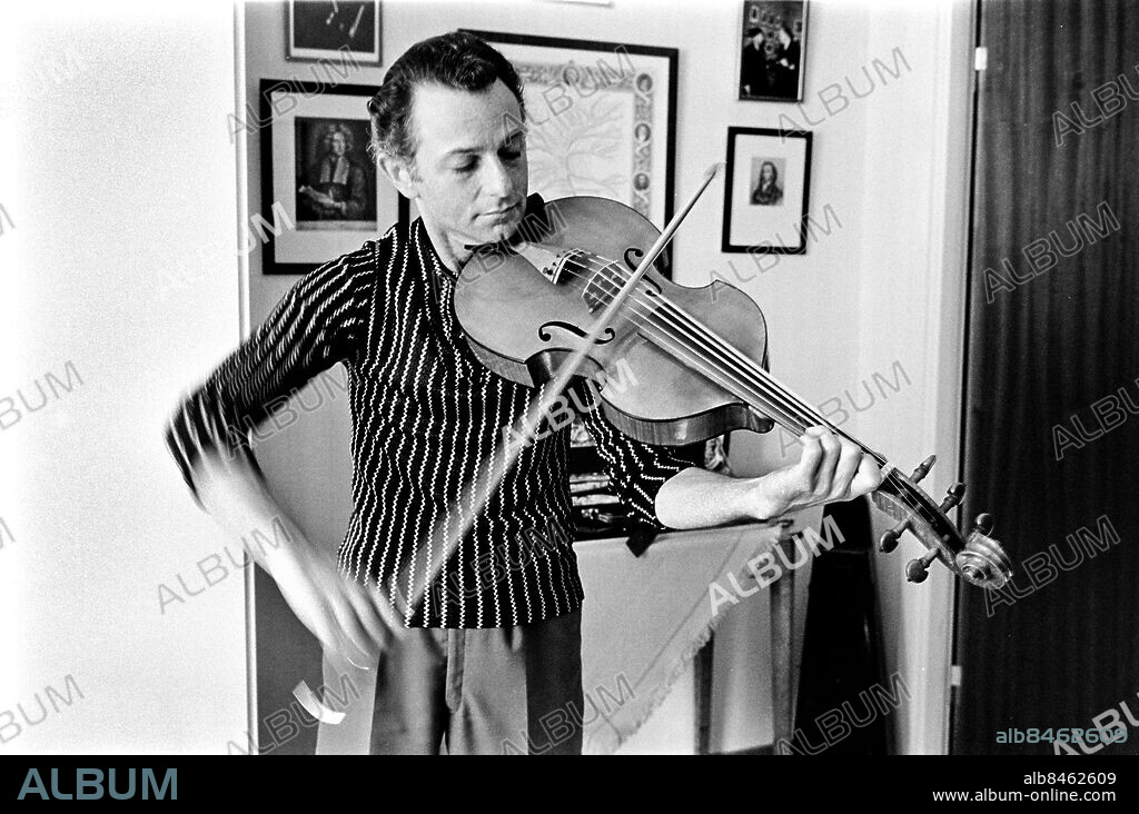 STOCKHOLM 1967-07-20.. Bronislaw Eichenholz, violinist och fiolbyggare, med en violino grande i sin verkstad i Tureberg.. Foto: Bo-Aje Mellin / RiR / SVT / Kod: 5600. Bild och reportage publ. i RiR 32/67 sid.19 och 41 inför ett radioprogram.. RiR 18656 sv/v neg. Violiner Fioler.