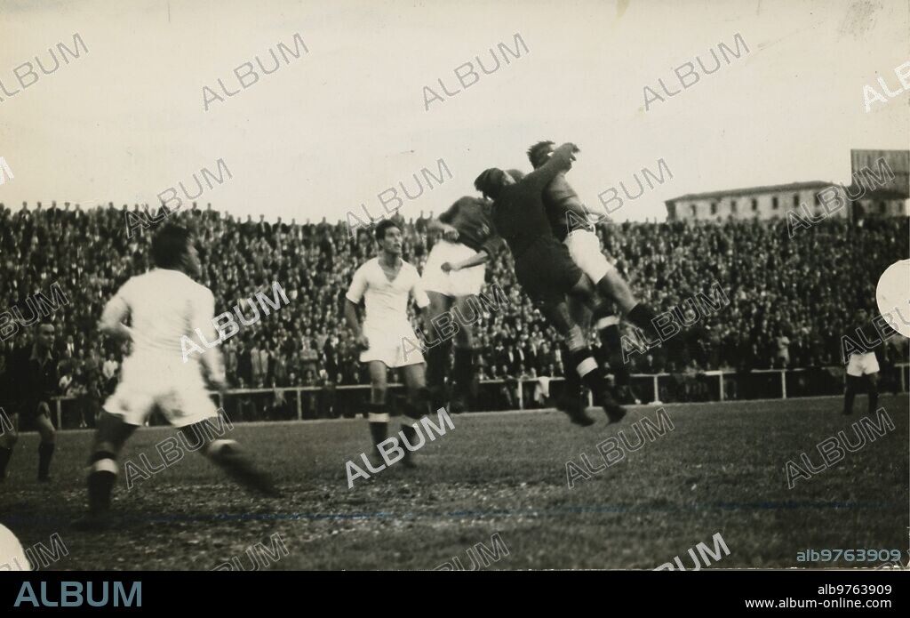 Temporada 1944-45. Partido contra el Oviedo. El portero Madridista trata de evitar el remate de un delantero Azuljornada 1:24 de septiembre de 1944. En Oviedo (Buenavista)real Oviedo C.F. - real Madrid C.F. 4-0arbitro: Iturraldegoles: 1:0 (8) Emilín (P), 2:0 (11) Emilín,3:0 (18) Emilín, 4:0 (50) Emilín.Real Oviedo:Llorente; Pena, Román, Granda, Sirio, Villita,Antón, Alcalde, Chas, Herrerita, Emilín.R. Madrid (Ramón Encinas):Bañón; Querejeta, Corona, Moleiro, Ipiña,.