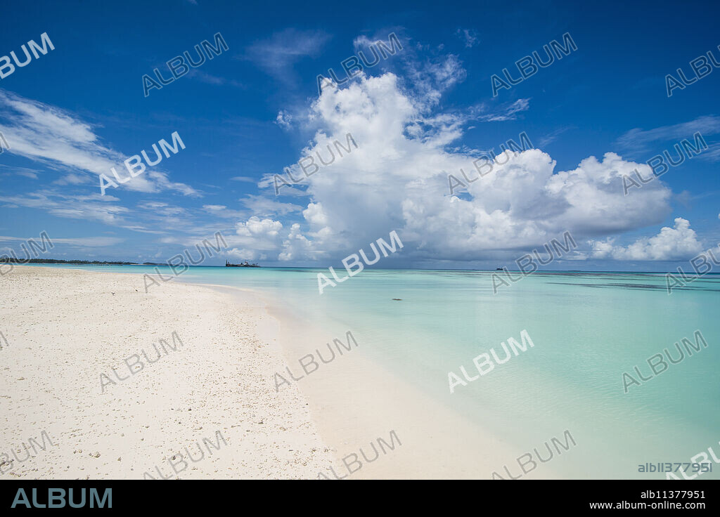 White sand and turquoise water in the beautiful lagoon of Funafuti, Tuvalu, South Pacific.
