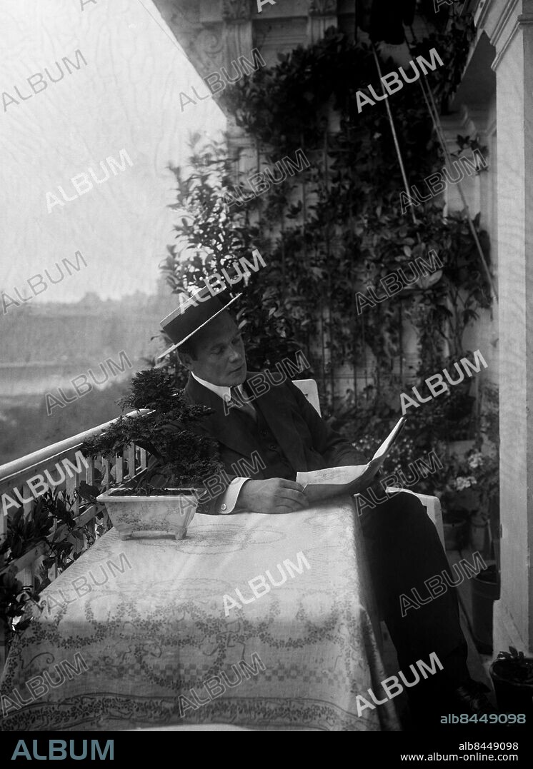 ARKIV 1924 . Skådespelaren Anders de Wahl (1869-1956) på sin balkong på Strandvägen i Stockholm. De Wahl gjorde tusen olika roller under 60 år och betraktas som en av de riktigt stora inom teaterkonsten. Från 1897-1955 läste han nästan utan avbrott Tennysons "Nyårsklockan" i radion på nyårsaftonen.. Anders de Wahl, Swedish actor who played over thousand different roles in his career. Foto: TT / Kod 1900.