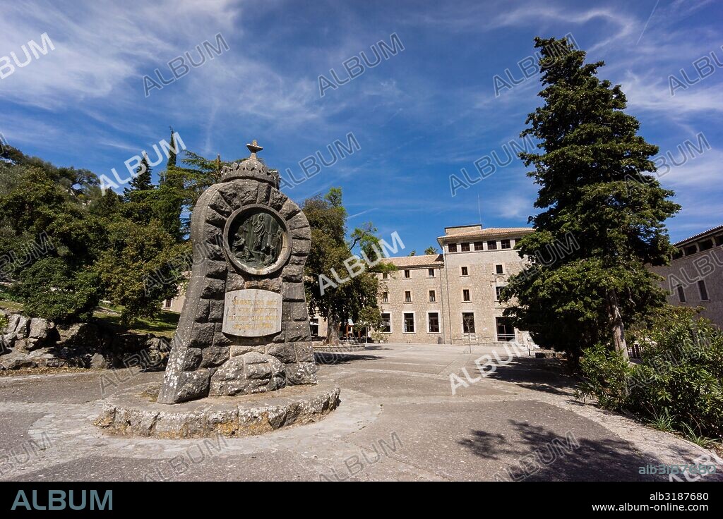 Santuario de LLuc, siglo XVII,plaça del Lledoner centenari, Escorca, Sierra de Tramuntana, Mallorca, balearic islands, spain, europe.