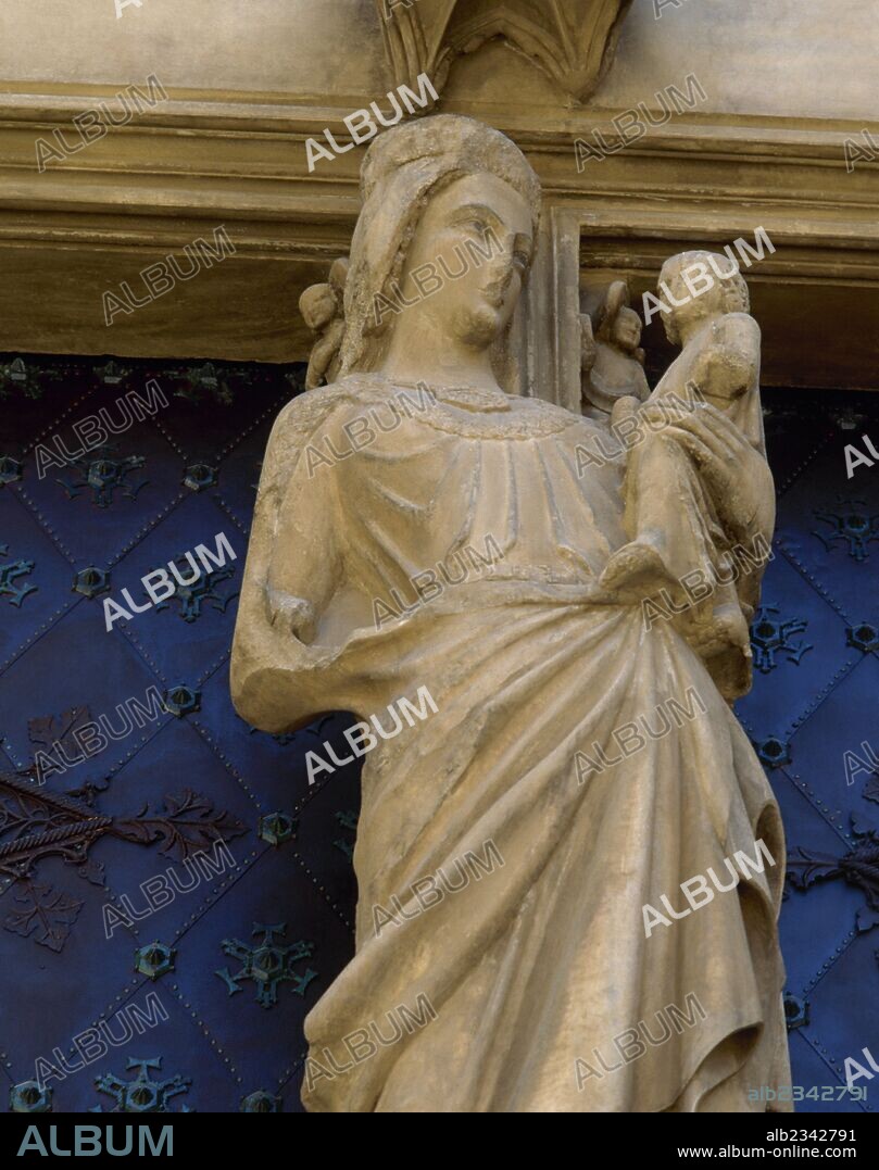 ARTE GOTICO. ESPAÑA. VIRGEN DEL MAINEL, en el parteluz de la puerta principal de la CATEDRAL DE SANTA MARIA (1170-1331). Escultura realizada por el maestro Bartomeu. TARRGONA. Cataluña.