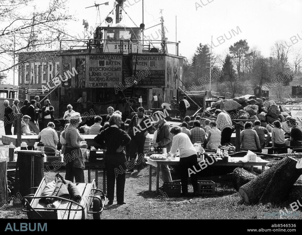 ARKIV 1983 - Arena Teaterbåten har lagt till på Tjockö i Stockholms Skärgård när det är dags för skärgårdsting, . Foto: Lennart Isaksson Kod: 27 . COPYRIGHT SCANPIX SWEDEN.