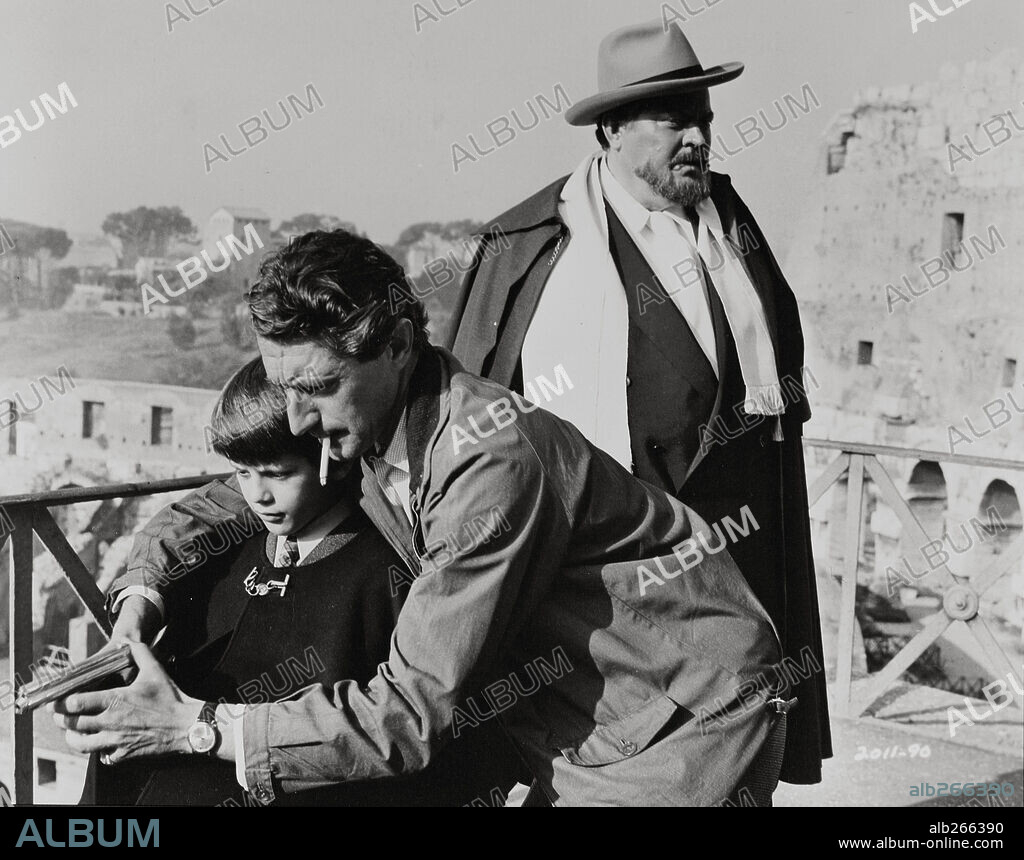 JOHN GUILLERMIN and ORSON WELLES in HOUSE OF CARDS, 1968, directed by JOHN GUILLERMIN. Copyright UNIVERSAL PICTURES.