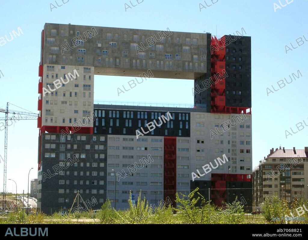 BLANCA LLEO FERNANDEZ (1959-) Y ESTUDIO MVRDV. EDIFICIO MIRADOR EN SANCHINARRO - 2004.