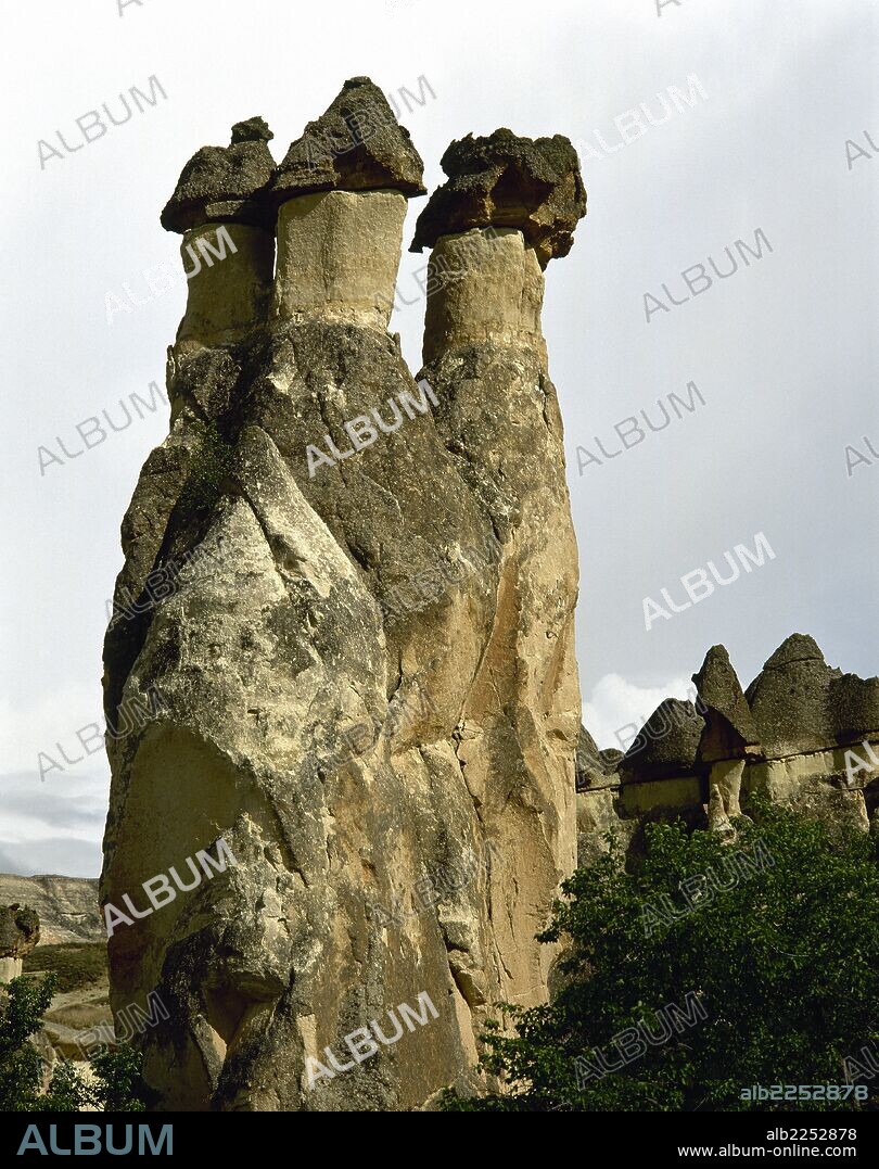 TURQUIA. VALLE DE PASABAGLARI. Vista de las famosas "CHIMENEAS DE LAS HADAS", conos naturales formados por la erosión del agua y del viento. Región de La CAPADOCIA. Península Anatólica.