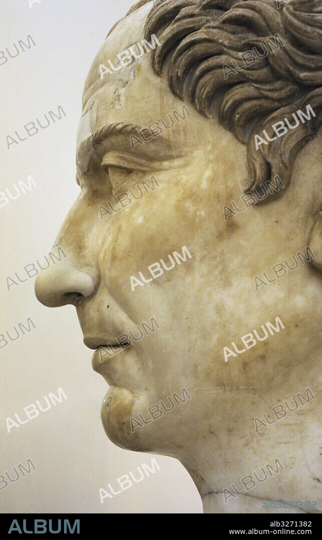 Cayo Julio Cesar (h.100 a 44 a.C). Político, general y escritor romano. Formó en el año 60 a.C. un triunvirato con Pompeyo y Craso. Conquistó la Galia. Jefe del imperio, dictador y censor a perpetuidad. Busto. Detalle. Copia trajana del 110 d.C. de un original del 50 a.C. Museo Arqueológico Nacional. Nápoles. Italia.