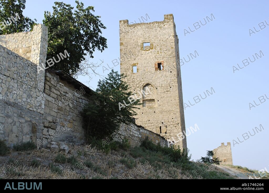 UCRANIA. REPUBLICA AUTONOMA DE CRIMEA. TEODOSIA o FEODOSIA. Ciudad a orillas del Mar Negro. Vista de una de las torres defensivas medievales de la antigua fortaleza genovesa edificada en el siglo XIV, durante el dominio comercial italiano. Europa Oriental.