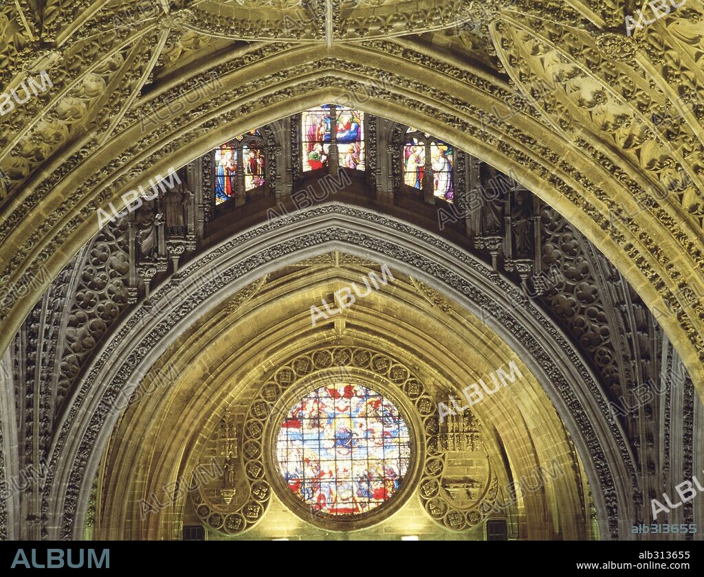 Encuadre de los arcos y vidrieras, con rosetón en el centro. Interior de la Catedral de Sevilla.