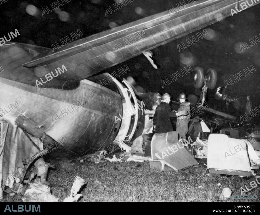 ÄNGELHOLM 19641120 - Flygolycka i Barkåkra utanför Ängelholm. 12 personer av de 43 ombord överlevde kraschen. Foto: TT Kod: 190 COPYRIGHT SCANPIX SWEDEN.