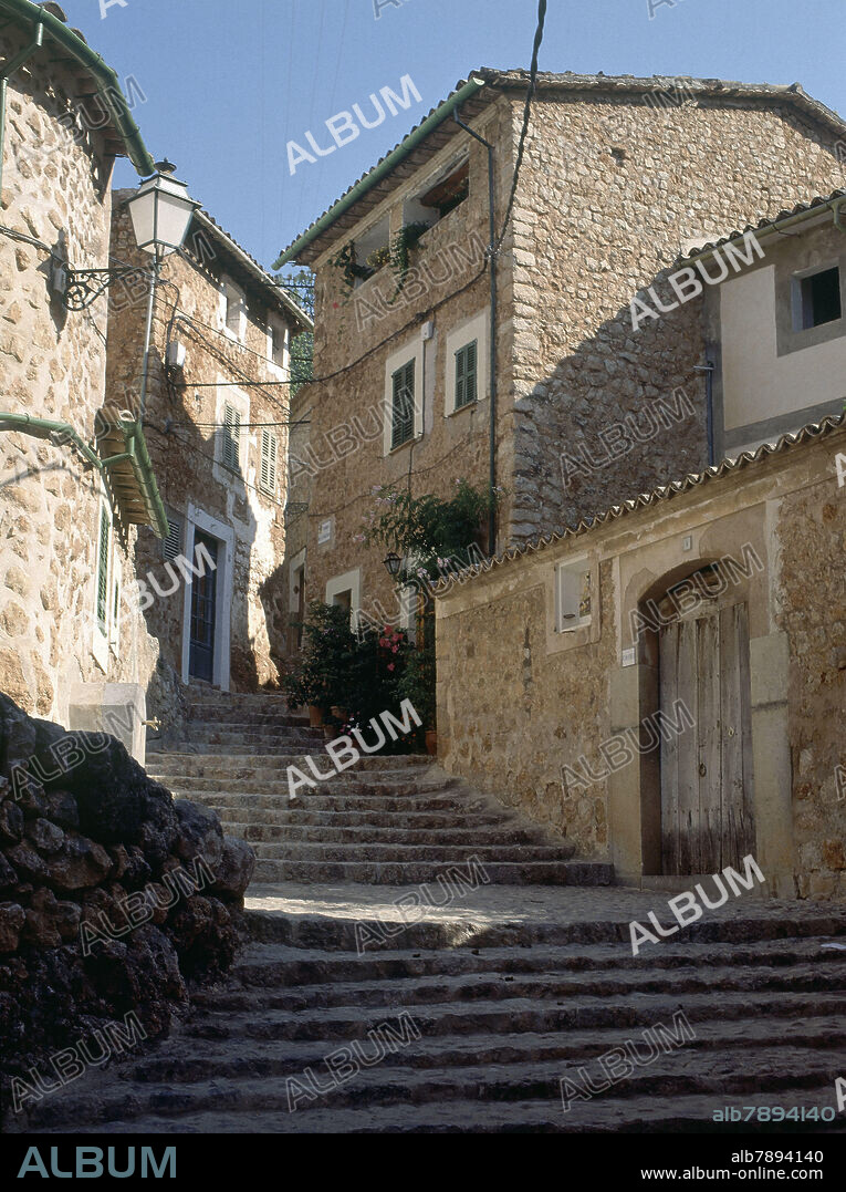 CASAS TIPICAS DEL PUEBLO Y CALLE CON ESCALERAS.
