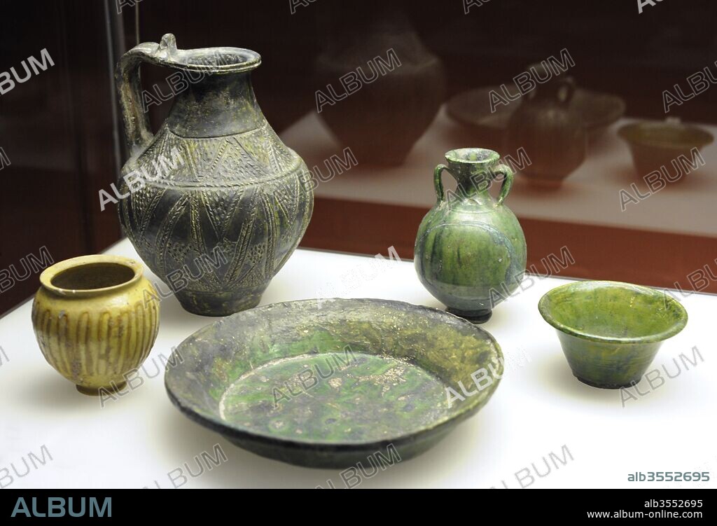Conjunto de objetos de cerámica romana en color verde y amarillo. Procedencia de Colonia (calle Luxemburgo y Aachener) y procedencia desconocida. Museo Romano-Germánico. Colonia. Alemania.
