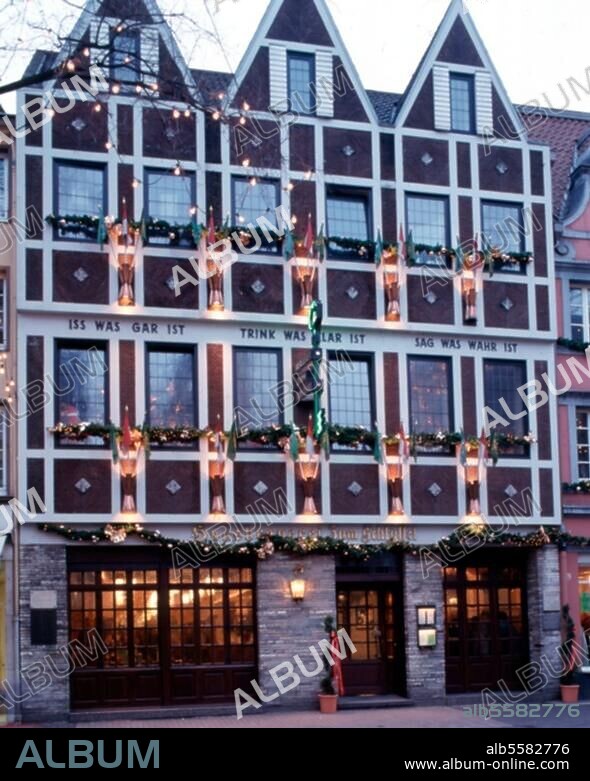 Düsseldorf (Nordrhein-Westfalen), Hausbrauerei "Zum Schlüssel", Bolkerstraße. Außenansicht. Foto, Dezember 1999.