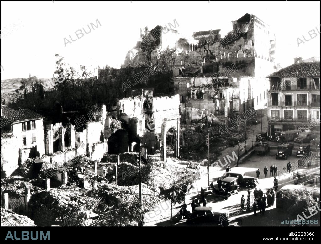 TOLEDO. RESTOS DEL ALCAZAR TRAS EL BOMBARDEO DE LA GUERRA CIVIL ESPAÑOLA.