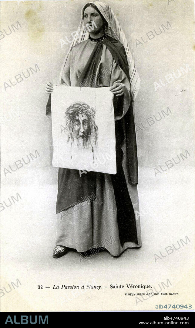 'Sainte Veronique tenant le Saint' - Suaire ,linceul ayant recouvert Jesus de Nazareth lorsqu'il fut mis au tombeau. La passion du Christ. Piece jouee a Nancy. Photographie anonyme pour une carte postale de 1905 en France. Credit : Jewish Memories / Kharbine-Tapabor.