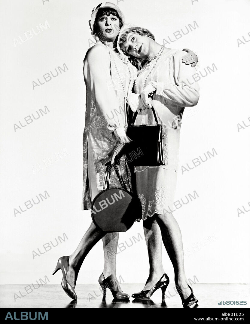 JACK LEMMON and TONY CURTIS in SOME LIKE IT HOT, 1959, directed by BILLY WILDER. Copyright UNITED ARTISTS.