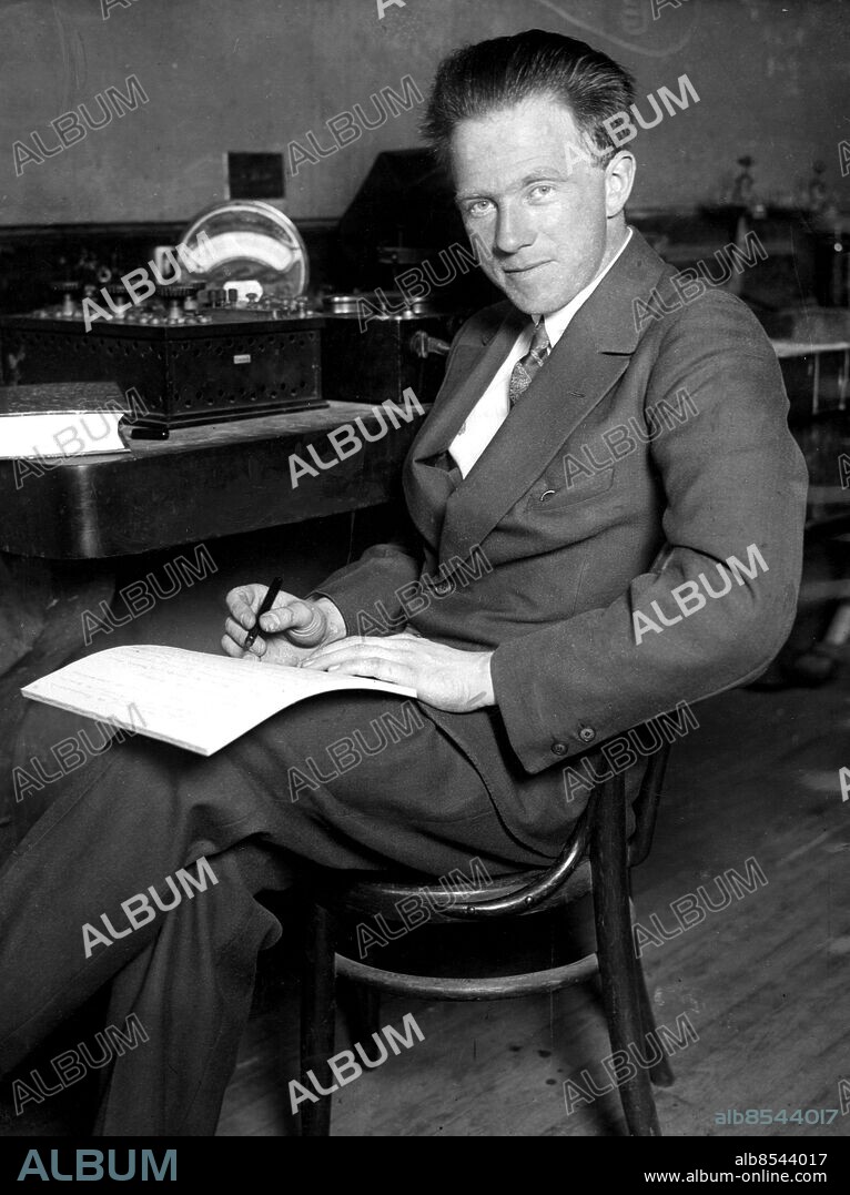 Orig.bildtext... AWARDED RESEARCH MEDAL FOR BRILLIANT SCIENTIFIC ACHIEVEMENT. Dr. Werner Heisenberg, 28, now lecturing at the University of Chicago, who has been awarded the research medal for the most brilliant scientific achivement by the Research Corporation of New York. Dr. Heisenberg won the award for his development of the Law of Uncertainty a theory which has brought his fame in the field of theoretical physics. Anm. Nobelpriset i fysik 1932 persons: Werner Heisenberg sites: CHICAGO ;USA.