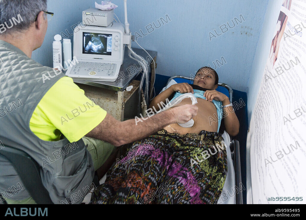 examen por ultrasonidos, centro de salud, Lancetillo ( La Parroquia), municipio de Uspantán, Quiche , sierra de Chamá, Guatemala, Central America.
