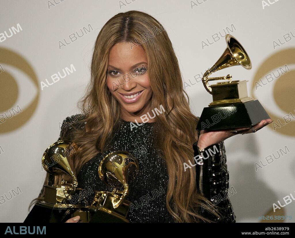 Feb. 8, 2015 - Los Angeles, California, U.S - BEYONCE juggles multiple awards in the Press Room during the 57th Grammy Awards at the Staples Center. 08/02/2015