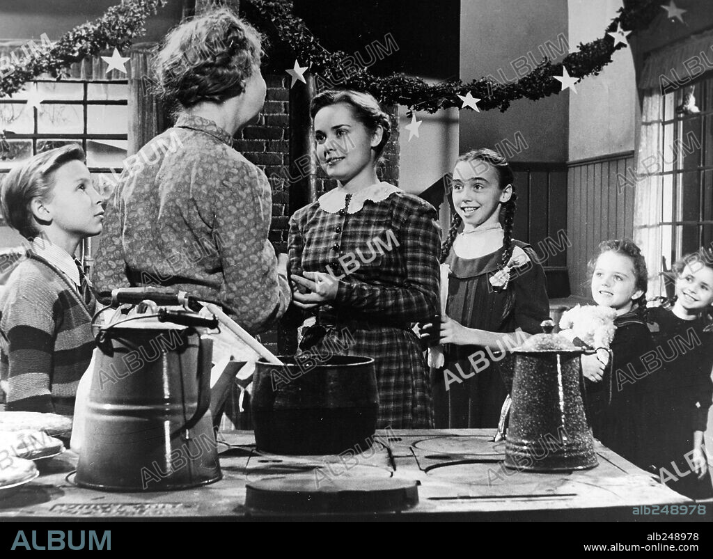 GLORIA CASTILLO and LILLIAN GISH in THE NIGHT OF THE HUNTER, 1955, directed by CHARLES LAUGHTON. Copyright UNITED ARTISTS.