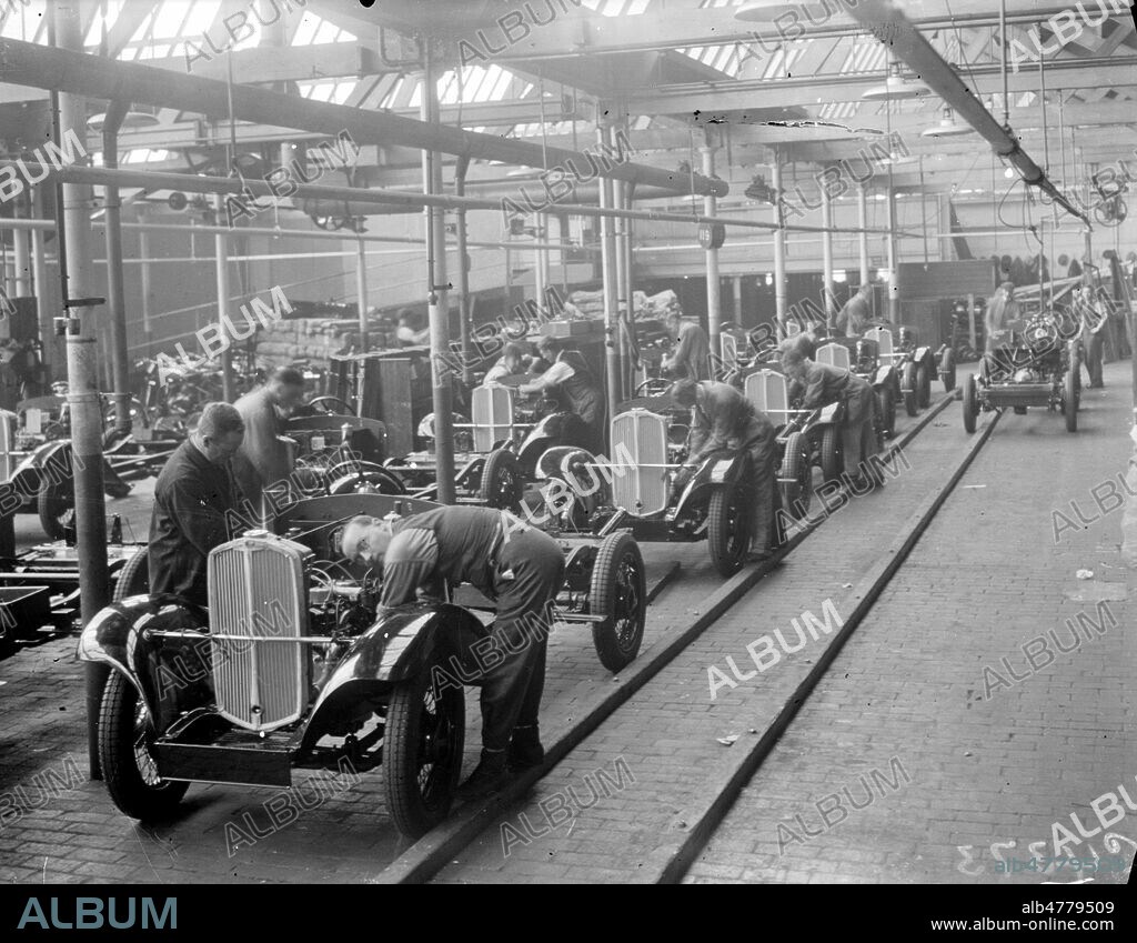 Travail a la chaine, industrie automobile, L'usine ou la manufacture des automobiles TRIUMPH en Angleterre, Grande-Bretagne annees 30,1933. 'The Manufacture of Triumph Cars at Triumph Works, Coventry', 1933. Credit : Collection SSPL/KHARBINE-TAPABOR.
