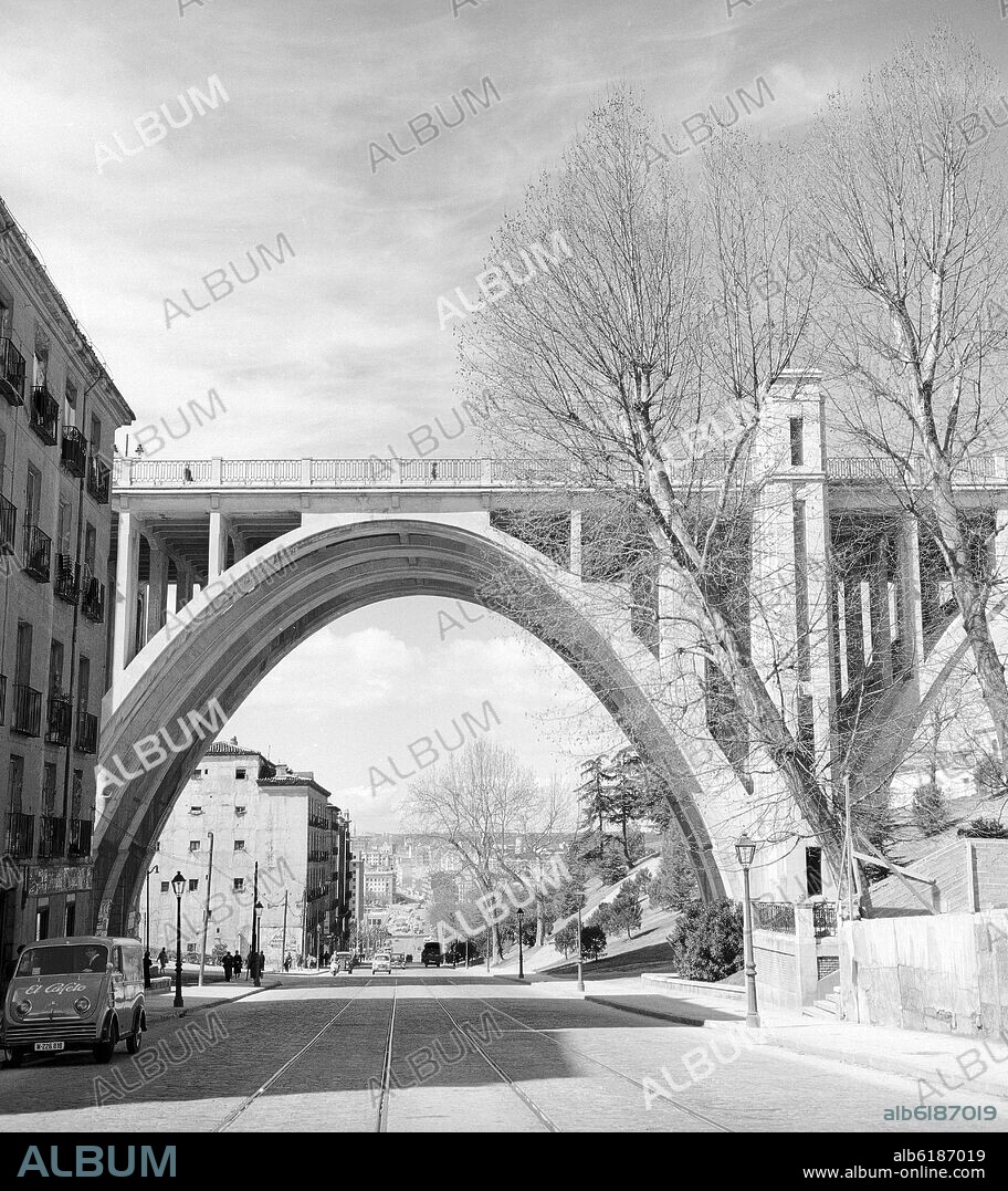 FRANCISCO JAVIER FERRERO LLUSIA (1891-1936). VIADUCTO REALIZADO ENTRE 1931 Y 1942 PARA SALVAR LA GRAN VAGUADA DE LA CALLE SEGOVIA - FOTOGRAFIA EN BLANCO Y NEGRO - AÑOS 60.