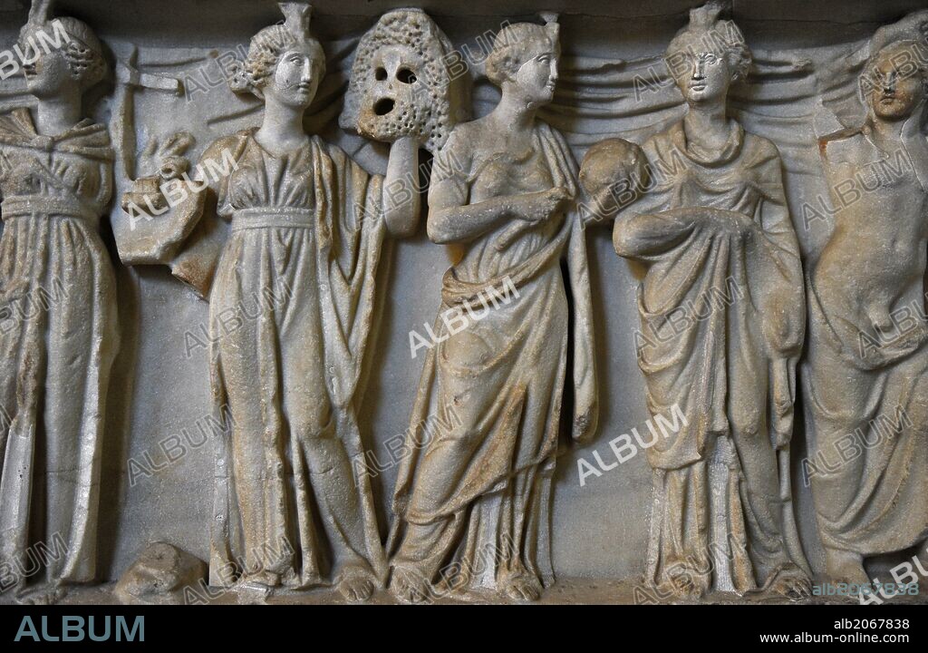 ARTE ROMANO. Sarcófago romano. Fechado hacia el 180 d. C. Detalle de Apolo acompañado con las musas inspiradoras de las artes. Glyptothek. Munich. Alemania. Europa.