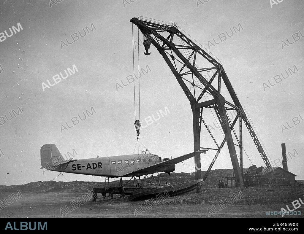 Göteborg - 1936-09-23 - Ett Junkerflygplan hänger i en stor lyftkran - det kan vara på Torslanda flygplats *** Local Caption *** GT Låda September 1936-01. KAMERAREPORTAGE.