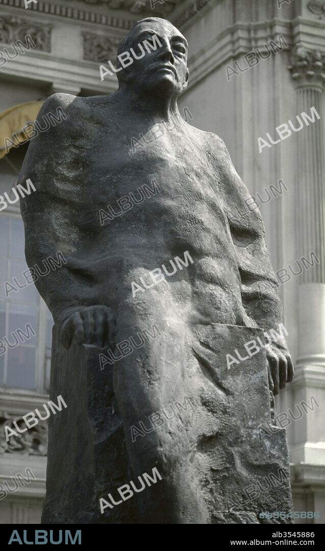 Rómulo Bosch y Alsina (1852-1923). Político y empresario español. Alcalde de Barcelona en 1905. Monumento ante el edificio de la Autoridad Portuaria, obra del arquitecto luxemburgués Robert Krier (n.1938). Inaugurado en 1992. Barcelona, Cataluña. España.