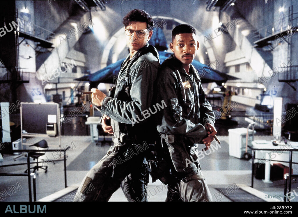 JEFF GOLDBLUM and WILL SMITH in INDEPENDENCE DAY, 1996, directed by ROLAND EMMERICH. Copyright 20TH CENTURY FOX.