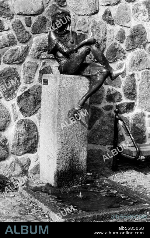 KARLHEINZ GÖDTKE. Eulenspiegel, Till Bäuerlicher Schalksnarr, Held eines Volksbuches. geb. in Kneitlingen, gest. Mölln 1350. Eulenspiegel-Brunnen in Mölln mit Skulptur, 1951, von Karlheinz Goedtke. Foto, 1989.