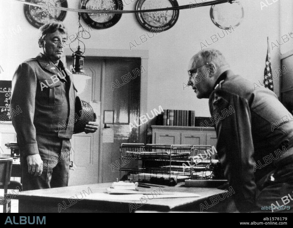 ROBERT MITCHUM and ROD STEIGER in BREAKTHROUGH, 1979 (STEINER-DAS EISERNE KREUZ), directed by ANDREW V. MCLAGLEN. Copyright PALLADIUM FILM.