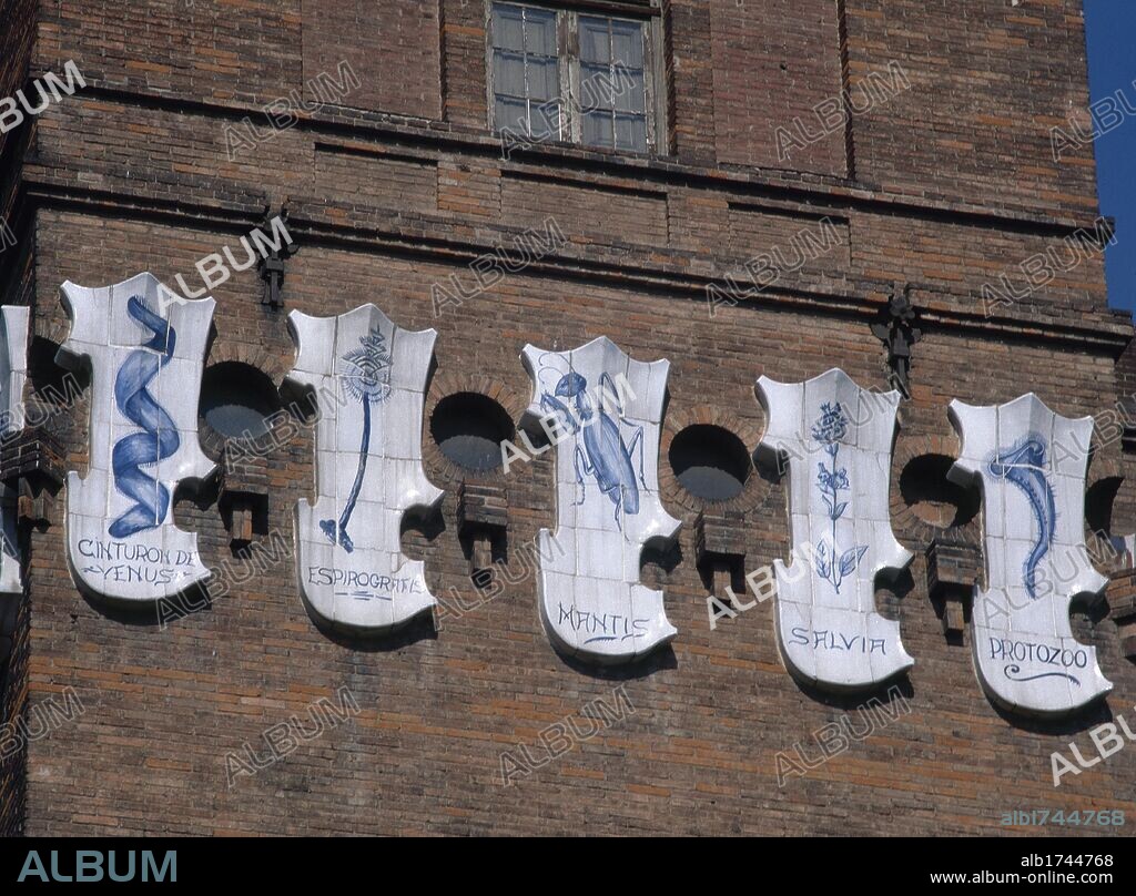 ARTE S. XIX. MODERNISMO. DOMENECH I MONTANER. (Barcelona,1850-1923). MUSEO DE ZOOLOGIA. Antiguo café-restaurante de la Exposición Universal de 1888, llamado "El Castell dels Tres Dragons". Detalle de los ESCUDOS decorados con motivos naturales. Parque de la Ciudadela. BARCELONA. Cataluña.