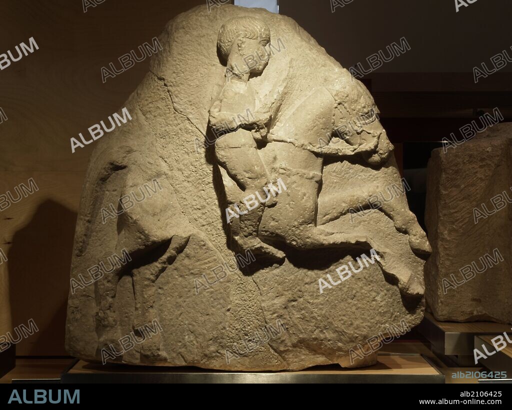 ESCULTURAS PERTENECIENTES AL FRISO DE OSUNA: GUERRERO A CABALLO CON ARCO. IBERICO.(DEPOSITO: MUSEO ARQUEOLOGICO NACIONAL).