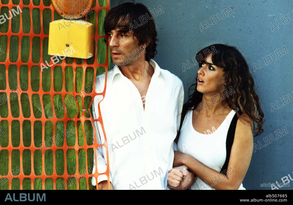 PAZ VEGA and SANTI MILLAN in DI QUE SI, 2004, directed by JUAN CALVO. Copyright COLUMBIA FILMS PRODUCTIONS.